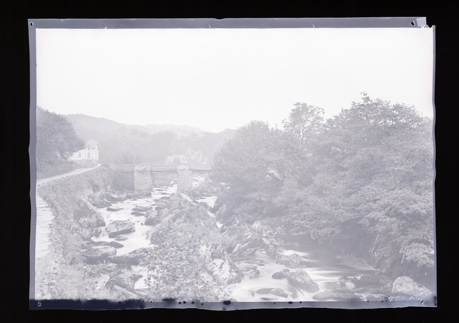 Pont-y-Pant, from road Image credit Leeds University Library
