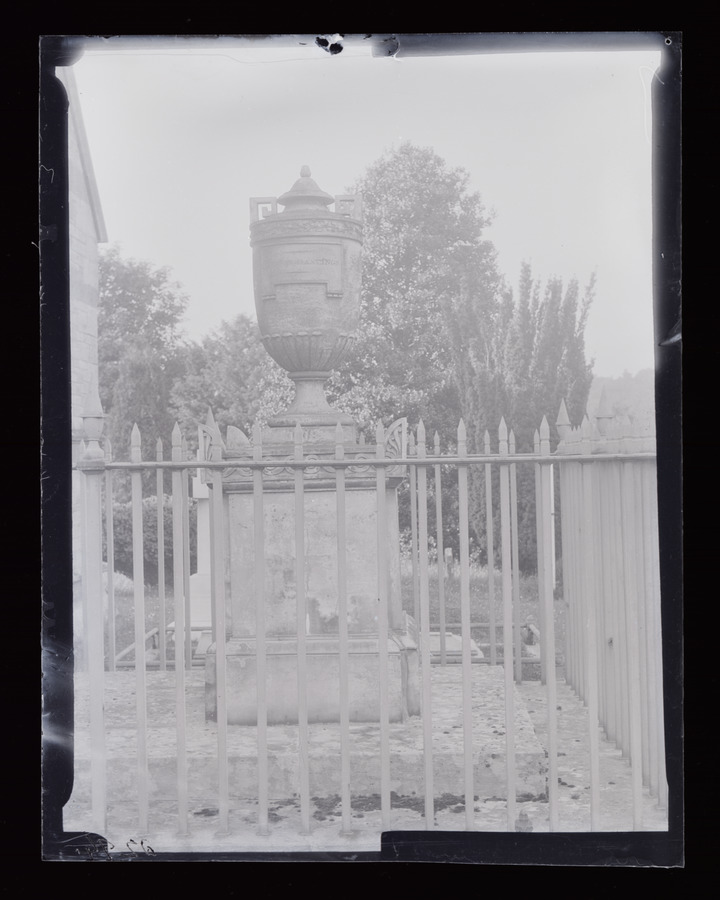 [Grave of Warren Hastings, Daylesford] © University of Leeds
