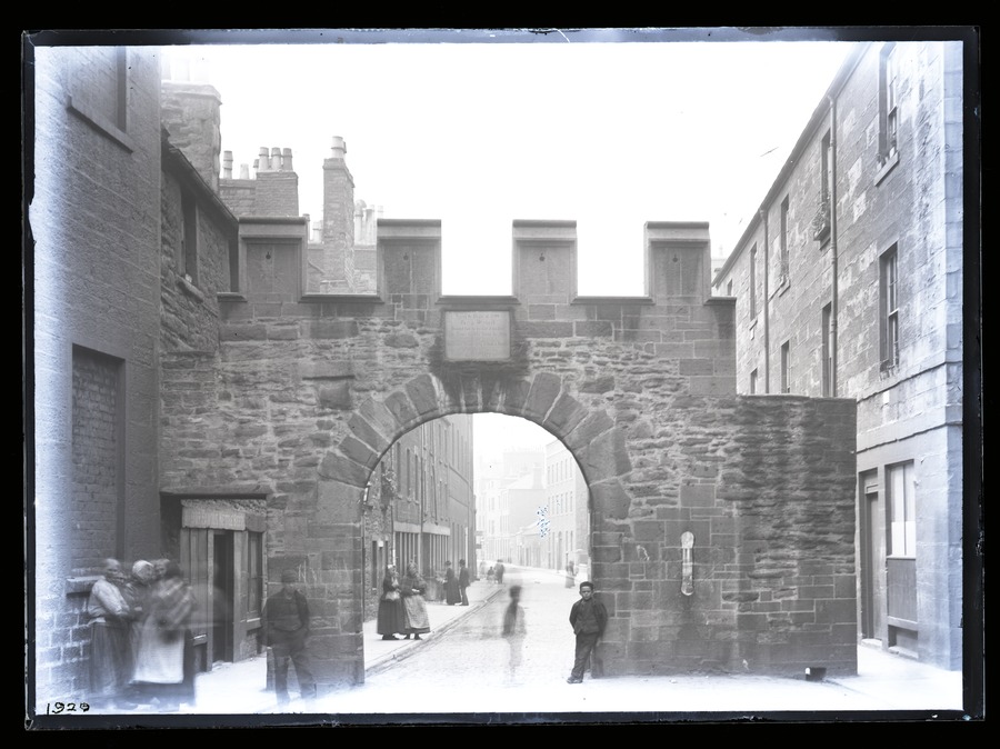 Dundee, Gate [the Wishart Arch] 